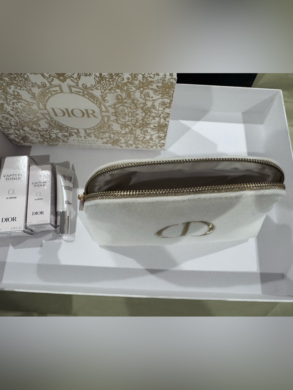 Dior white velvet cosmetic pouch and serum samplers - Picture 3 of 9